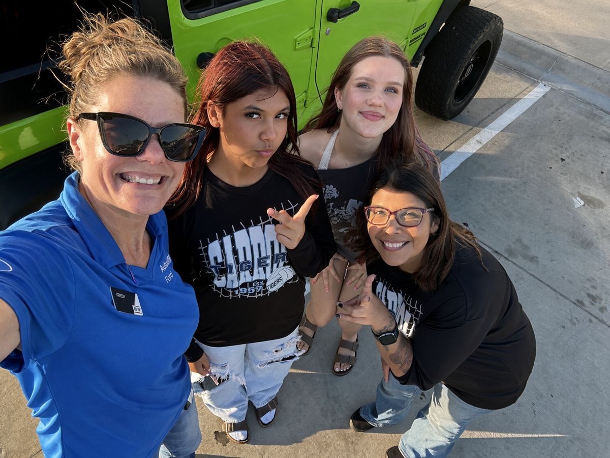 Krissy with three customers by a lime green Jeep